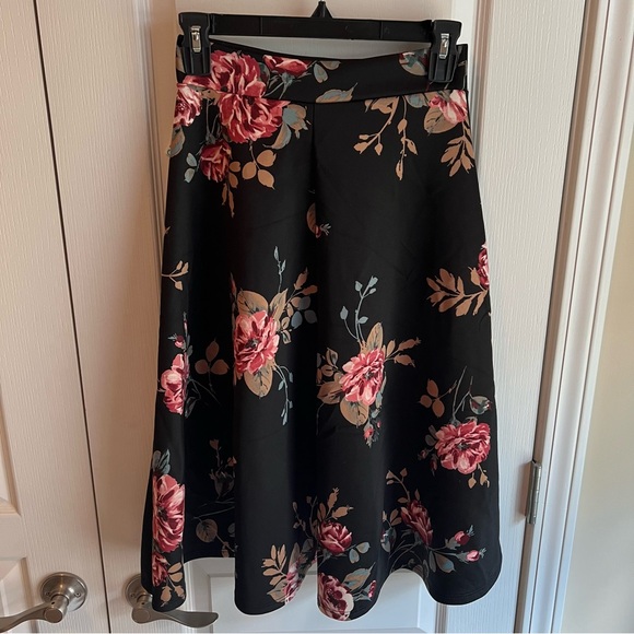NWT Silhouette NYC Floral A-Line Circle Skirt Size Small - Picture 2 of 5